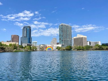Orlando, Florida şehir merkezindeki Eola Gölü Parkı. Arka planda büyük ticari binalar.