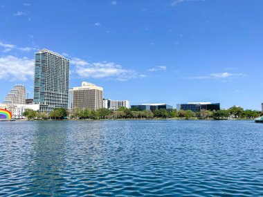 Orlando, Florida şehir merkezindeki Eola Gölü Parkı. Arka planda büyük ticari binalar.