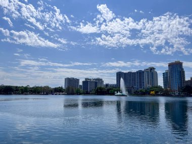 Orlando, Florida şehir merkezindeki Eola Gölü Parkı. Arka planda büyük ticari binalar.