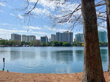 Orlando, Florida şehir merkezindeki Eola Gölü Parkı. Arka planda büyük ticari binalar.
