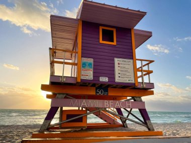 Miami Beach 'teki ikonik mor cankurtaran evi. Güneşin doğuşunda güzel gökyüzü.