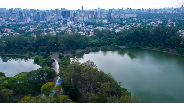 So Paulo, SP 'deki Ibirapuera Parkı' nın havadan görüntüsü. Çevredeki yerleşim yerleri. Ibirapuera Parkı 'ndaki göl.