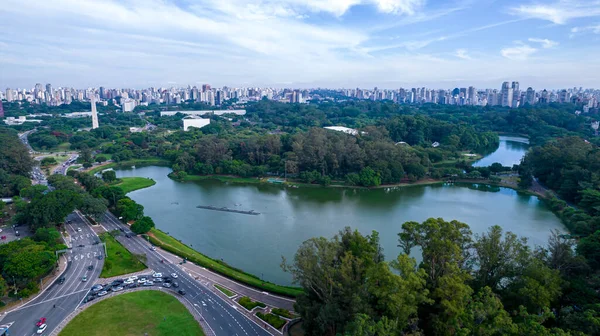 So Paulo, SP 'deki Ibirapuera Parkı' nın havadan görüntüsü. Çevredeki yerleşim yerleri. Ibirapuera Parkı 'ndaki göl.