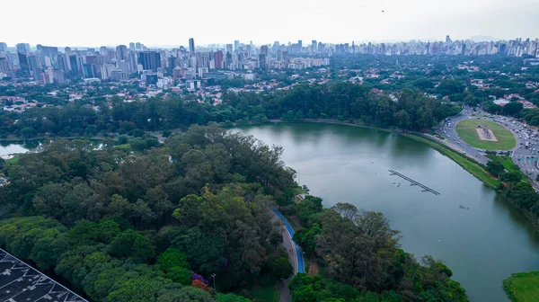 So Paulo, SP 'deki Ibirapuera Parkı' nın havadan görüntüsü. Çevredeki yerleşim yerleri. Ibirapuera Parkı 'ndaki göl.