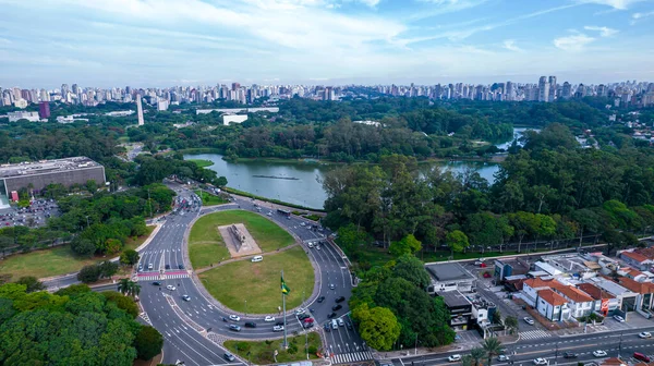 So Paulo, SP 'deki Ibirapuera Parkı' nın havadan görüntüsü. Çevredeki yerleşim yerleri. Ibirapuera Parkı 'ndaki göl.