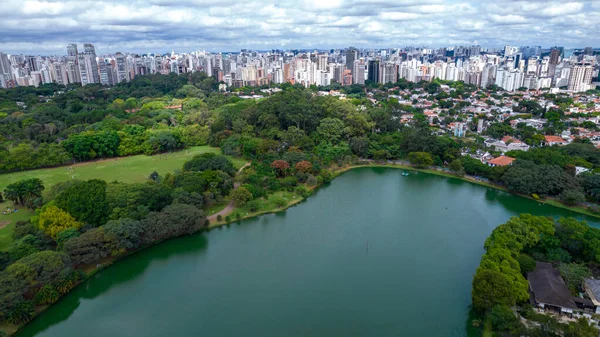 Sao Paulo, SP 'deki Ibirapuera Parkı' nın havadan görüntüsü. Çevredeki yerleşim yerleri. Ibirapuera Parkı 'ndaki göl.