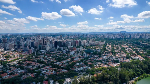 Αεροφωτογραφία Του Πάρκου Ibirapuera Στο Σάο Πάολο Κατοικίες Γύρω Λίμνη — Φωτογραφία Αρχείου