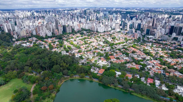 Sao Paulo, SP 'deki Ibirapuera Parkı' nın havadan görüntüsü. Çevredeki yerleşim yerleri. Ibirapuera Parkı 'ndaki göl.