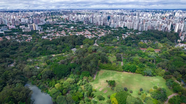 Sao Paulo, SP 'deki Ibirapuera Parkı' nın havadan görüntüsü. Çevredeki yerleşim yerleri. Ibirapuera Parkı 'ndaki göl.