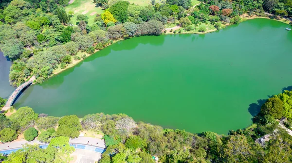 Sao Paulo, SP 'deki Ibirapuera Parkı' nın havadan görüntüsü. Çevredeki yerleşim yerleri. Ibirapuera Parkı 'ndaki göl.