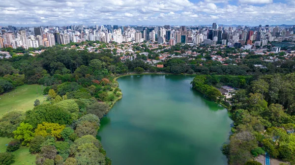 Sao Paulo, SP 'deki Ibirapuera Parkı' nın havadan görüntüsü. Çevredeki yerleşim yerleri. Ibirapuera Parkı 'ndaki göl.