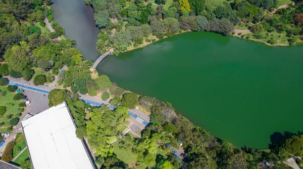 Sao Paulo, SP 'deki Ibirapuera Parkı' nın havadan görüntüsü. Çevredeki yerleşim yerleri. Ibirapuera Parkı 'ndaki göl.