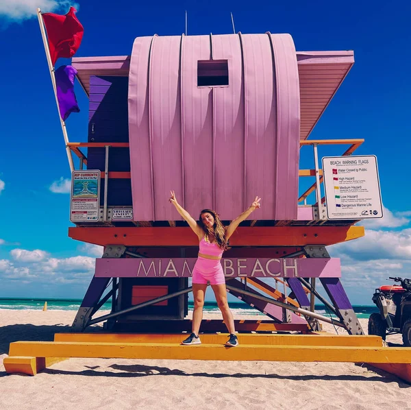 住在迈阿密海滩一座紫色救生圈里的粉色巴西女人 — 图库照片