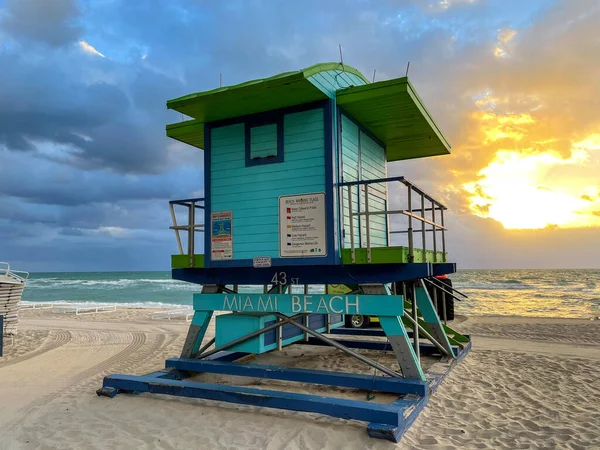 Miami Beach 'teki ikonik mavi cankurtaran evi. Güneşin doğuşunda güzel gökyüzü.