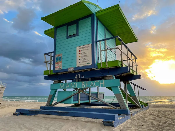 Miami Beach 'teki ikonik mavi cankurtaran evi. Güneşin doğuşunda güzel gökyüzü.