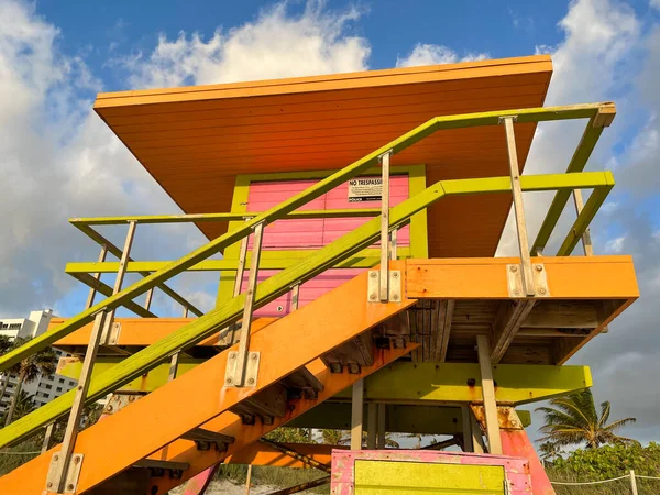 Miami Beach 'te ikonik turuncu ve pembe cankurtaran kulübesi. Güneşin doğuşunda güzel gökyüzü.