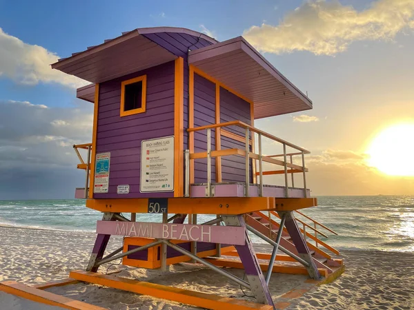 Miami Beach 'teki ikonik mor cankurtaran evi. Güneşin doğuşunda güzel gökyüzü.