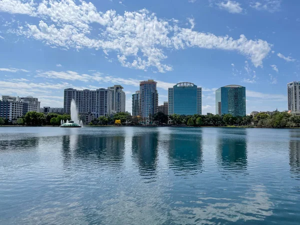 Orlando, Florida şehir merkezindeki Eola Gölü Parkı. Arka planda büyük ticari binalar.