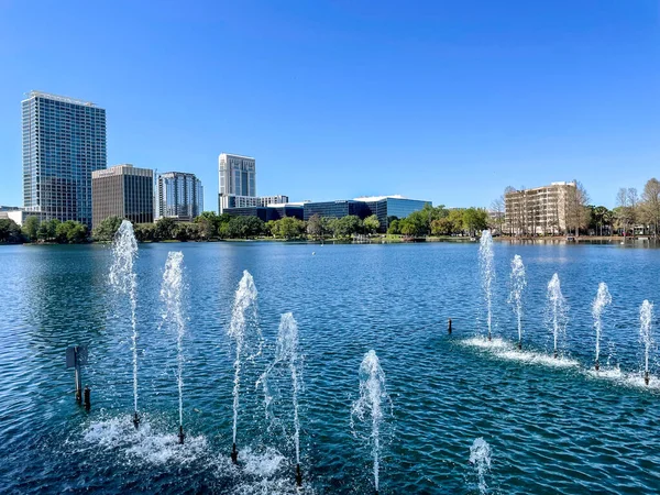 Orlando, Florida şehir merkezindeki Eola Gölü Parkı