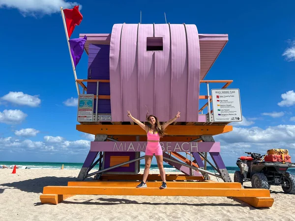 住在迈阿密海滩一座紫色救生圈里的粉色巴西女人 — 图库照片