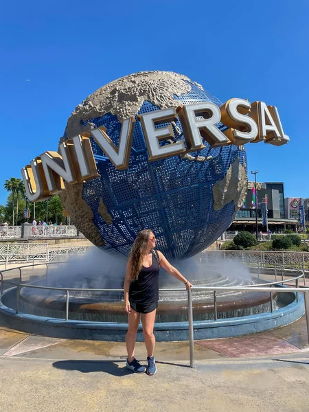 Woman Front Universal Studios Sign Orlando Florida — Photo