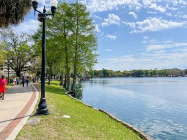 Orlando, Florida şehir merkezindeki Eola Gölü Parkı. Arka planda büyük ticari binalar.