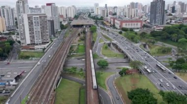 Brezilya, So Paulo 'daki Tatuap bölgesinin hava görüntüsü. Mahalledeki ana cadde, metro istasyonuna yakın..