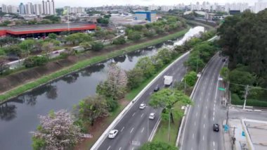 Brezilya, So Paulo 'daki Tatuap bölgesinin hava görüntüsü. Mahalledeki ana cadde, metro istasyonuna yakın..