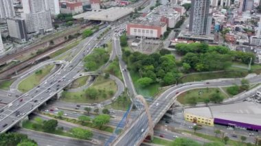 Brezilya, So Paulo 'daki Tatuap bölgesinin hava görüntüsü. Mahalledeki ana cadde, metro istasyonuna yakın..