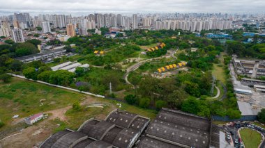 Brezilya, So Paulo 'daki Tatuap bölgesinin hava görüntüsü. Mahalledeki ana cadde, metro istasyonuna yakın..