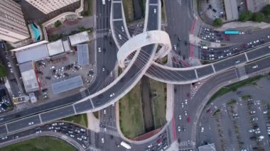 Sao Jose dos Campos 'taki kablo destekli köprünün hava görüntüsü.
