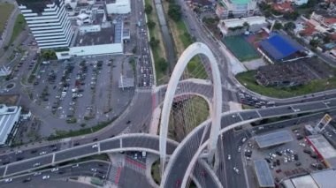 Sao Jose dos Campos 'taki kablo destekli köprünün hava görüntüsü.