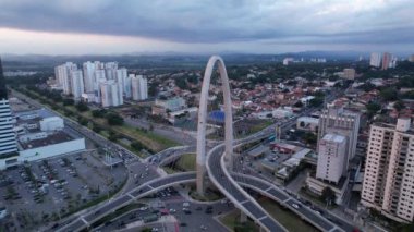 Sao Jose dos Campos 'taki kablo destekli köprünün hava görüntüsü.