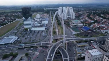 Sao Jose dos Campos 'taki kablo destekli köprünün hava görüntüsü.
