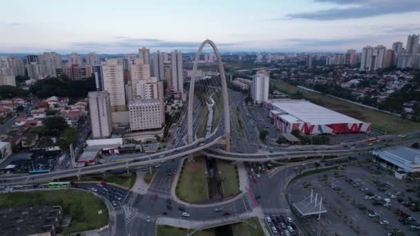 Luftaufnahme Der Schrägseilbrücke Sao Jose Dos Campos — Stockvideo