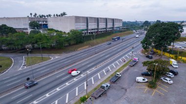 Av 'ın havadan görünüşü. Paulista, So Paulo 'da, SP. Başkentin ana caddesi. Bir sürü radyo antenleri, ticari ve konut binaları var. Büyük So Paulo şehrinin havadan görünüşü.
