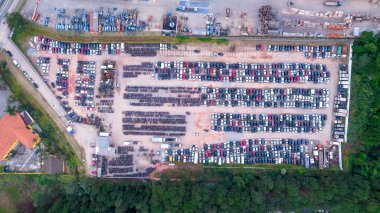 Terk edilmiş arabalardan oluşan bir bahçe ve polis tarafından usulsüzlükten dolayı el konulmuş. Bir sürü arabası ve bir sürü motosikleti var. Hava görünümü