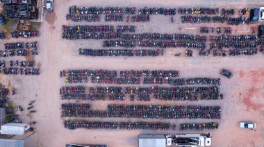 Terk edilmiş arabalardan oluşan bir bahçe ve polis tarafından usulsüzlükten dolayı el konulmuş. Bir sürü arabası ve bir sürü motosikleti var. Hava görünümü