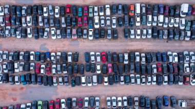 Terk edilmiş arabalardan oluşan bir bahçe ve polis tarafından usulsüzlükten dolayı el konulmuş. Bir sürü arabası ve bir sürü motosikleti var. Hava görünümü