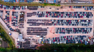 Terk edilmiş arabalardan oluşan bir bahçe ve polis tarafından usulsüzlükten dolayı el konulmuş. Bir sürü arabası ve bir sürü motosikleti var. Hava görünümü