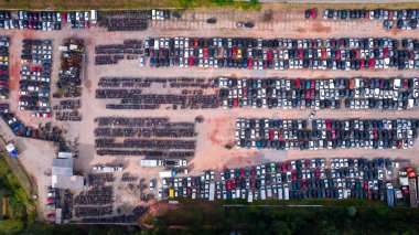 Terk edilmiş arabalardan oluşan bir bahçe ve polis tarafından usulsüzlükten dolayı el konulmuş. Bir sürü arabası ve bir sürü motosikleti var. Hava görünümü