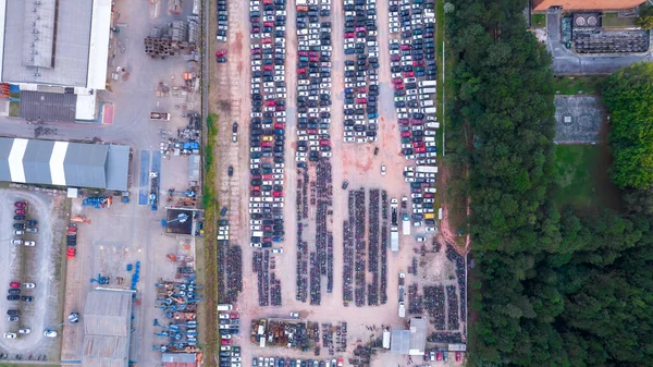 Terk edilmiş arabalardan oluşan bir bahçe ve polis tarafından usulsüzlükten dolayı el konulmuş. Bir sürü arabası ve bir sürü motosikleti var. Hava görünümü