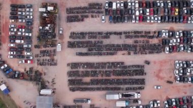 Terk edilmiş arabalardan oluşan bir bahçe ve polis tarafından usulsüzlükten dolayı el konulmuş. Bir sürü arabası ve bir sürü motosikleti var. Hava görünümü