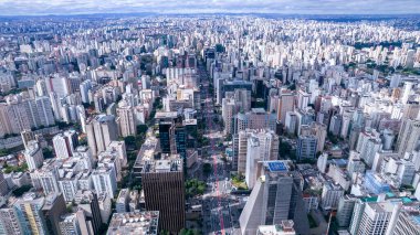 Av 'ın havadan görünüşü. Sao Paulo 'daki Paulista, SP. Başkentin ana caddesi. Bir sürü radyo antenleri, ticari ve konut binaları var. Büyük Sao Paulo şehrinin hava manzarası..