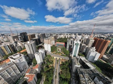 Havadan Av 'ın panoramik görüntüsü. Sao Paulo 'daki Paulista, SP. Başkentin ana caddesi. Bir sürü radyo antenleri, ticari ve konut binaları var. Büyük Sao Paulo şehrinin hava manzarası..
