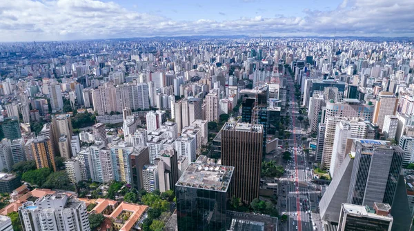 Av 'ın havadan görünüşü. Sao Paulo 'daki Paulista, SP. Başkentin ana caddesi. Bir sürü radyo antenleri, ticari ve konut binaları var. Büyük Sao Paulo şehrinin hava manzarası..