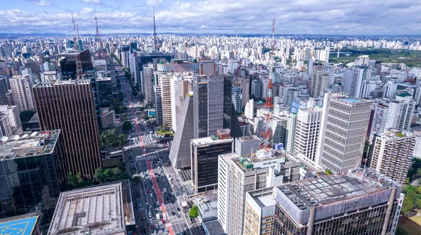 Av 'ın havadan görünüşü. Sao Paulo 'daki Paulista, SP. Başkentin ana caddesi. Bir sürü radyo antenleri, ticari ve konut binaları var. Büyük Sao Paulo şehrinin hava manzarası..