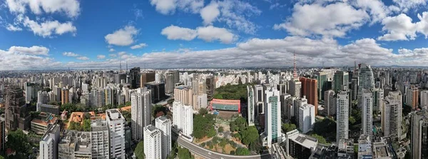 Havadan Av 'ın panoramik görüntüsü. Sao Paulo 'daki Paulista, SP. Başkentin ana caddesi. Bir sürü radyo antenleri, ticari ve konut binaları var. Büyük Sao Paulo şehrinin hava manzarası..