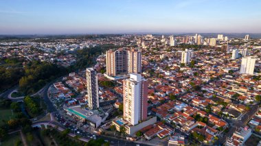 Indaiatuba Ekoloji Parkı. Şehir merkezinde ağaçlar ve evler olan güzel bir park. Hava görünümü.