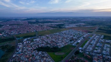 Indaiatuba Ekoloji Parkı. Şehir merkezinde gölü, ağaçları ve evleri olan güzel bir park. Hava görünümü.